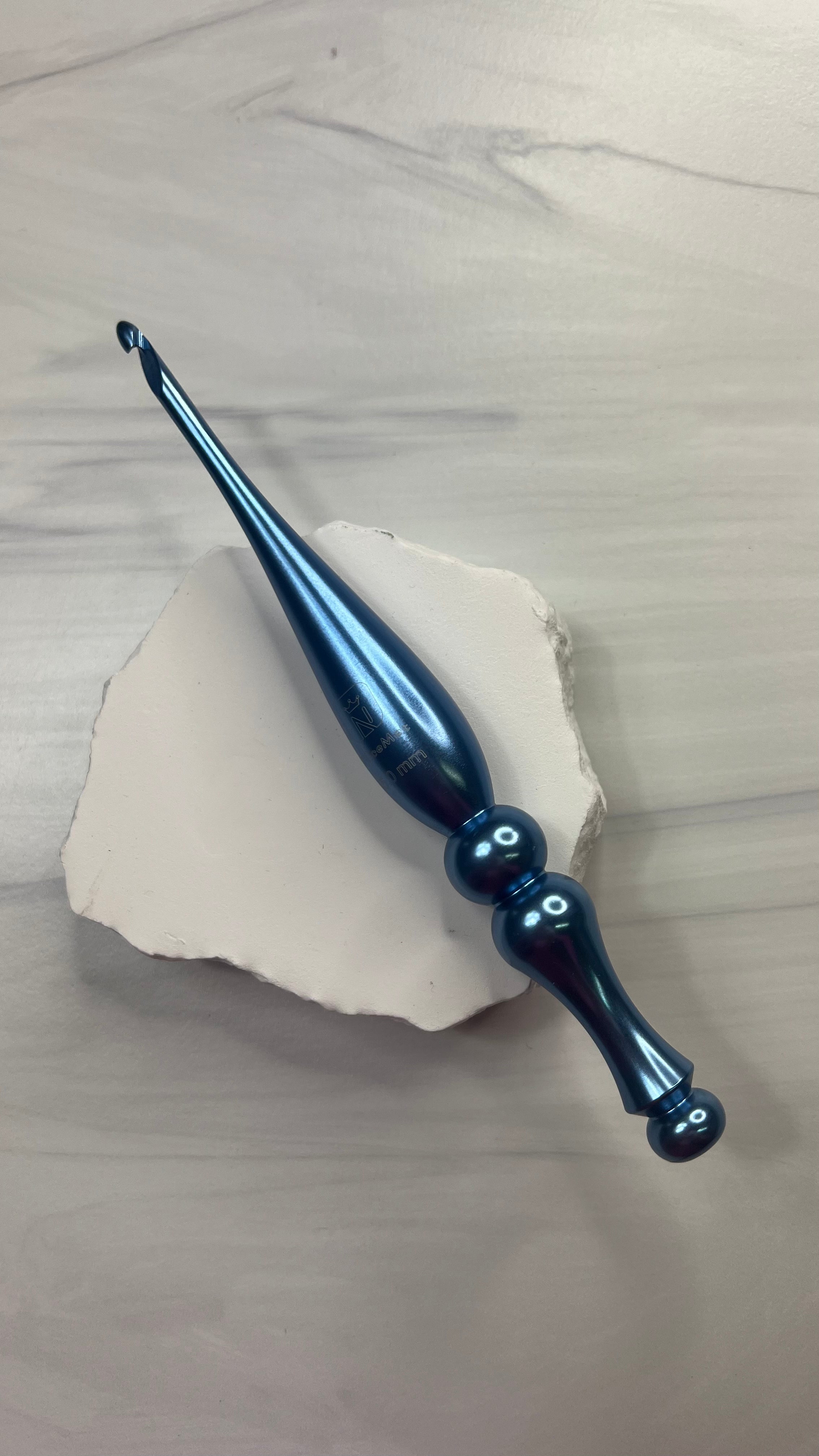 Le Paris - Anodized -Aluminum Sculpted Crochet Hooks