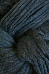 Cascade Yarns Magnum bulky yarn in charcoal, showing thick, soft yarn strands ideal for cozy knitting projects.