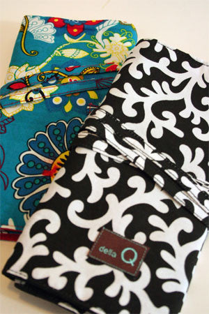 Della Q interchangeable needle case holding 180/185 cotton sewing needles, compact and organized with clear compartments.