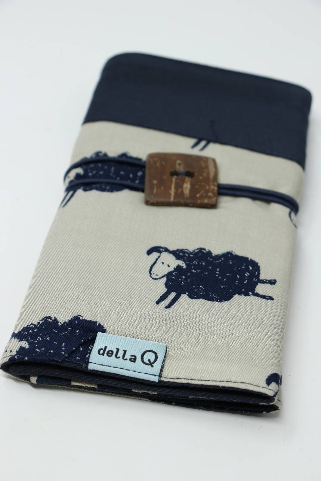 Della Q interchangeable needle case with sheep pattern, designed for storing knitting needles, in a compact, stylish fabric case.