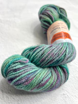Jade Sapphire 8 Ply Cashmere Yarn in Kryptonite green, soft and luxurious cashmere fiber, ideal for knitting and knitting projects.