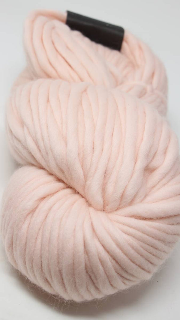 Cascade Yarns Magnum bulky yarn in Peach Dust color, thick and soft yarn suitable for cozy knitting projects.