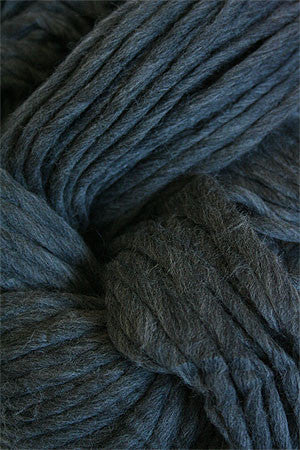 Cascade Yarns Magnum bulky yarn in charcoal, showing thick, soft yarn strands ideal for cozy knitting projects.