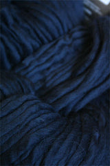 Cascade Yarns Magnum bulky yarn in navy, showing thick, soft yarn skein suitable for cozy knitting projects.