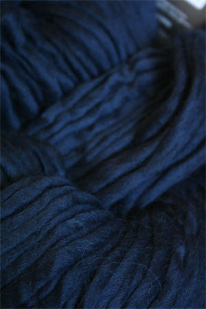 Cascade Yarns Magnum bulky yarn in navy, showing thick, soft yarn skein suitable for cozy knitting projects.