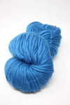 Cascade Yarns Magnum bulky yarn in vibrant blue color, showcasing thick, soft yarn suitable for cozy knitting projects.