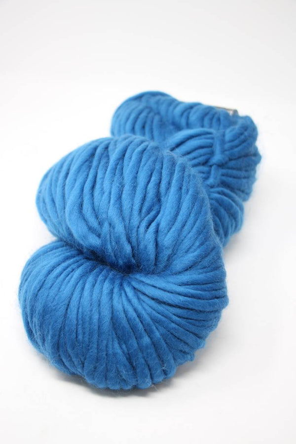 Cascade Yarns Magnum bulky yarn in vibrant blue color, showcasing thick, soft yarn suitable for cozy knitting projects.