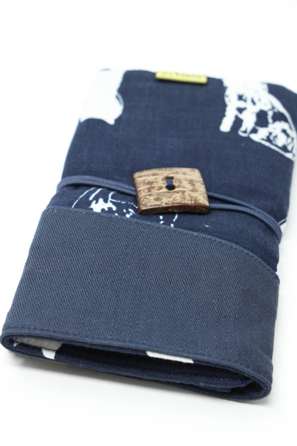 Della Q interchangeable needle case in navy with compartments for knitting needles, labeled 180/185, compact and stylish.