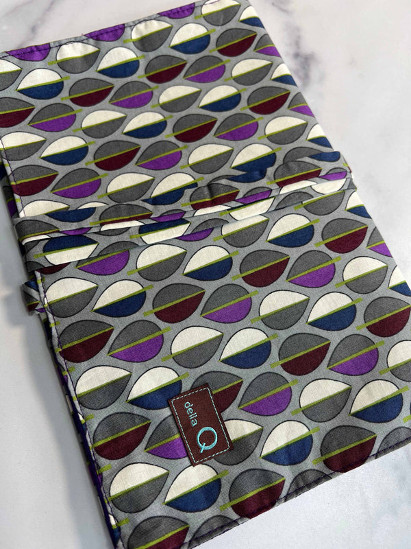Della Q double point knitting needle rollup case with organized slots, made of fabric, for storing knitting needles.
