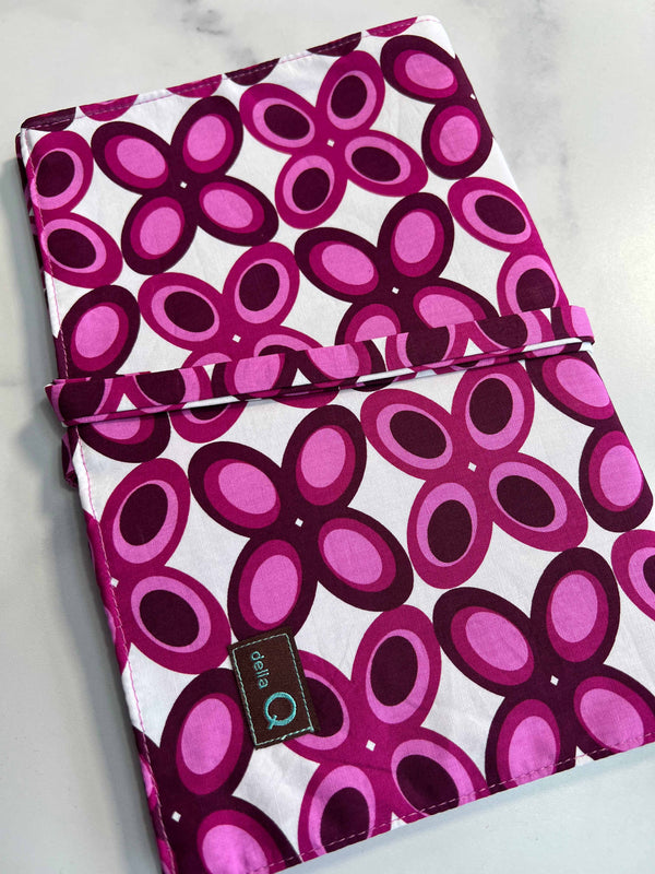 Della Q double point knitting needle rollup case with multiple compartments for storing knitting needles and accessories.