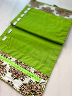 Della Q | Hanging Needle Case