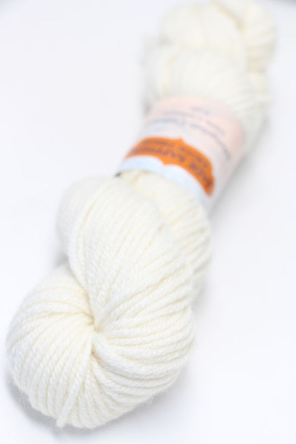 Ivory Jade Sapphire Zageo 6 Ply Cashmere Yarn, soft and luxurious natural fiber for knitting and knitting projects.